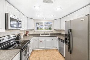 Fridge, microwave, oven, stovetop - Ground level 2/2 Condo + Steps from Pool + Mountain Views (Palm Springs)