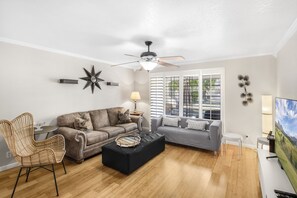 TV - Ground level 2/2 Condo + Steps from Pool + Mountain Views (Palm Springs)