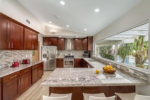 Frigorifero, microonde, forno, piano cottura