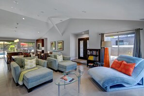 Smart TV, fireplace - Large Family Pool Home and Recently Remodeled and Close to El Paseo and Mtn View (Palm Desert)