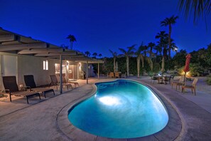 A heated pool - Large Family Pool Home and Recently Remodeled and Close to El Paseo and Mtn View (Palm Desert)