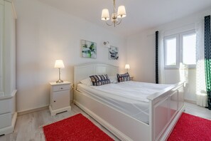 4 bedrooms, iron/ironing board, free WiFi, bed sheets