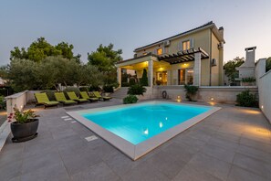 Pool - Villa Tatijana, only 30 m from the beach, island getaway, private pool, privacy provided (Kukljica)