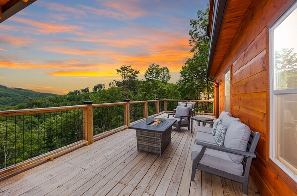 Cabin, 5 Bedrooms | Balcony - Victoria's Secrets 5 Bedroom Cabin by RedAwning (Sevierville)