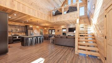 Cabaña, 5 habitaciones | Sala de estar | Smart TV