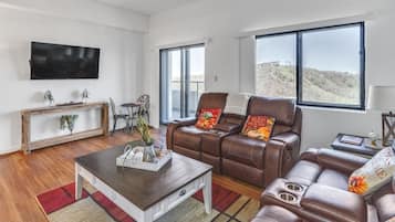 Condo, 2 Bedrooms | Ruang tamu | TV Pintar, perkhidmatan penstriman