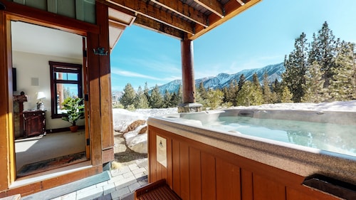 Juniper Crest 24 Upscale Mountain Townhouse, Unbeatable Views, Private Jacuzzi, Walk to Lifts by RedAwning
