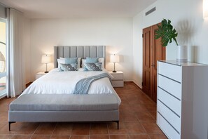 3 bedrooms, desk, free WiFi, bed sheets