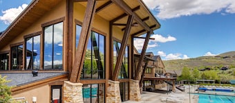 Moose Mgmt at Carriage House 320: Remodeled! Fireplace-Free Bus Route-Hot Tub