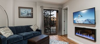 Moose Mgmt at Carriage House 320: Remodeled! Fireplace-Free Bus Route-Hot Tub