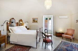 1 habitación, escritorio, tabla de planchar con plancha y cuna de viaje 