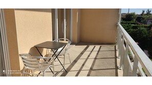 Property grounds - T2 with south-facing terrace in residence (Cugnaux)