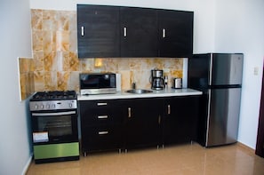 Mikrowelle, Ofen, Geschirrspüler, Wasserkocher mit Kaffee-/Teezubehör