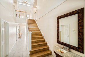 Interior - Dolphin Manor: Stunning Oceanfront Home w/Pool, Spa, A/C, Private Lanai (Kailua Kona)