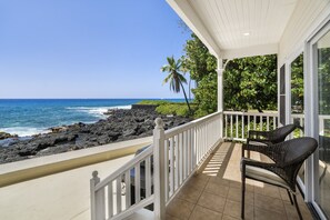 Terrace/patio - Dolphin Manor: Stunning Oceanfront Home w/Pool, Spa, A/C, Private Lanai (Kailua Kona)