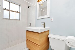Douche, sèche-cheveux, serviettes fournies, savon