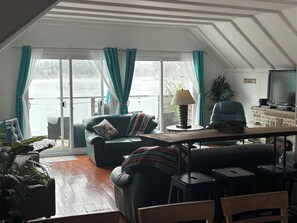 Uma sala de estar acolhedora com um sofá, uma mesa e uma televisão.