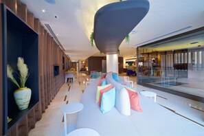 A modern interior with a seating area, a wooden wall, and a glass partition. - Hampton By Hilton Istanbul Old City (Istanbul)