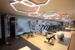 A gym with treadmills, exercise bikes, and free weights. - Hampton By Hilton Istanbul Old City (Istanbul)