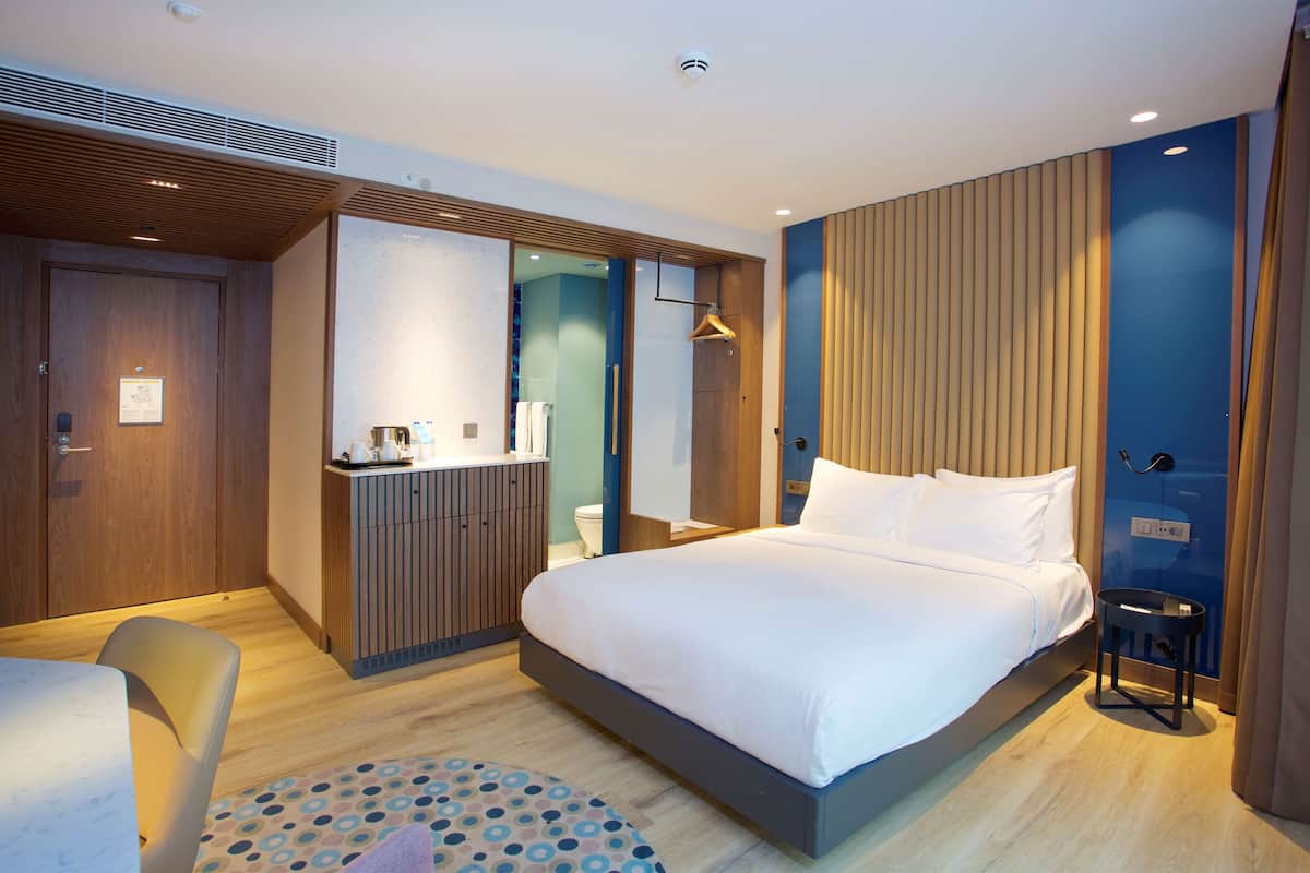Kamer, 1 queensize bed | Een kluis op de kamer, een strijkplank/strijkijzer, extra bedden