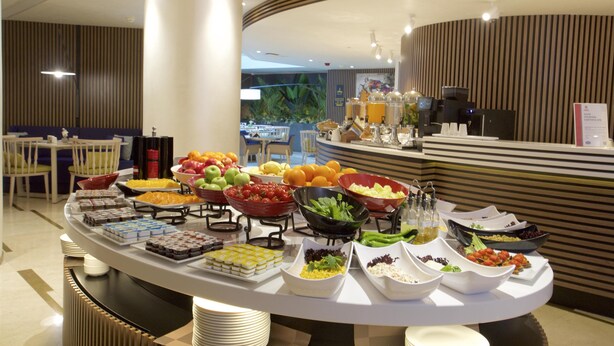 En buffet med forskellige retter og kaffestation.