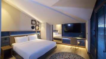 Caja de seguridad en la habitación y tabla de planchar con plancha