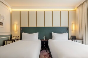 Habitación Deluxe, 2 camas individuales | Minibar, caja fuerte, cortinas opacas y tabla de planchar con plancha