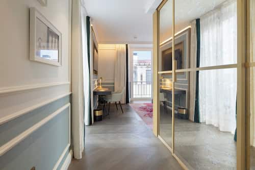 Suite (Emerald) | Minibar, caja fuerte, cortinas opacas y tabla de planchar con plancha