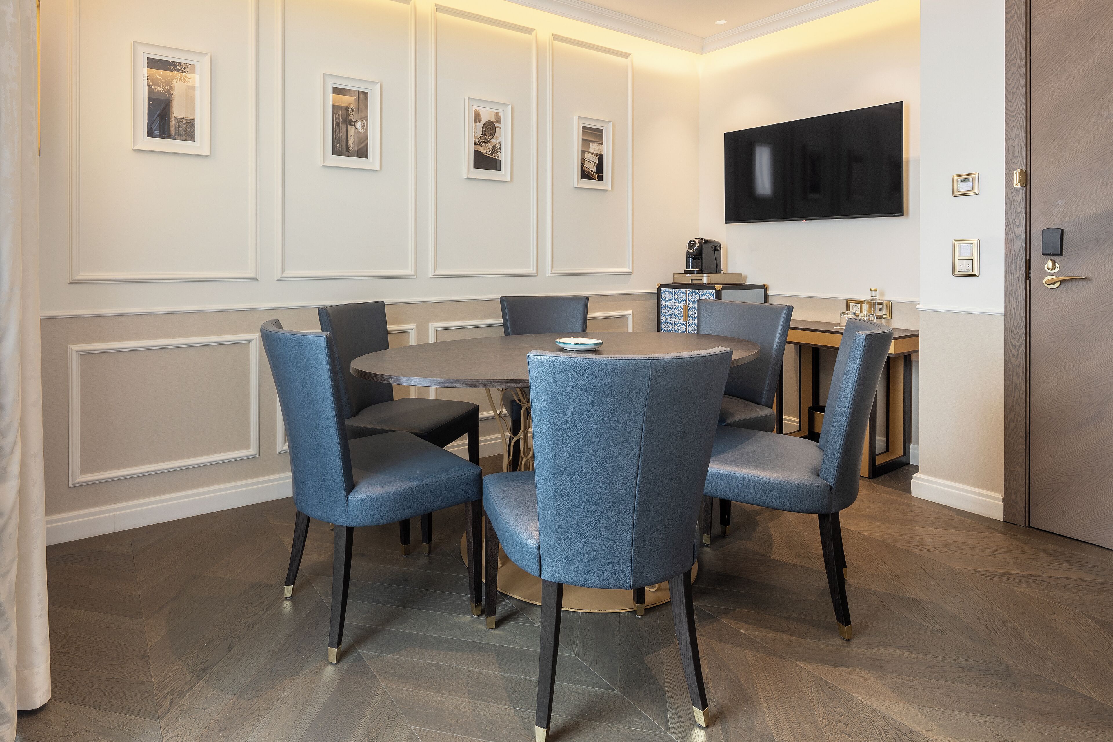 Suite, 1 cama de matrimonio grande, en esquina (City) | Minibar, caja fuerte, cortinas opacas y tabla de planchar con plancha