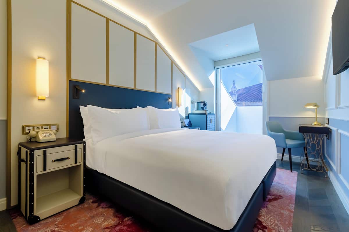 Habitación Deluxe, 1 cama de matrimonio grande, balcón | Minibar, caja fuerte, cortinas opacas y tabla de planchar con plancha