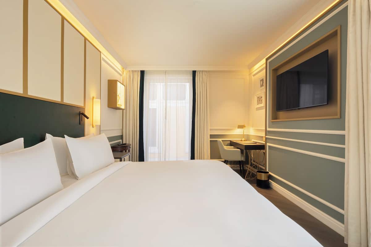 Premium kamer, 1 kingsize bed, op de hoek | Een minibar, een kluis op de kamer, verduisterende gordijnen