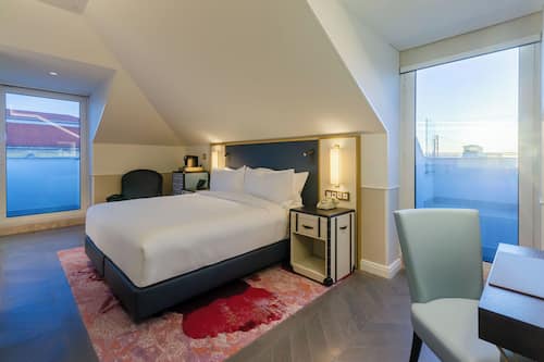 Camera Premium, 1 letto king, balcone (View) | Minibar, cassaforte in camera, tende oscuranti, ferro/asse da stiro