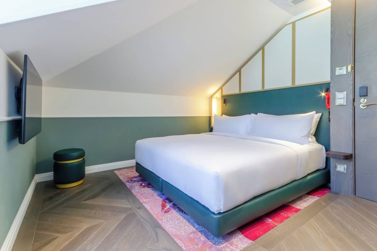 Habitación, 1 cama de matrimonio grande, accesible para personas con discapacidad | Minibar, caja fuerte, cortinas opacas y tabla de planchar con plancha