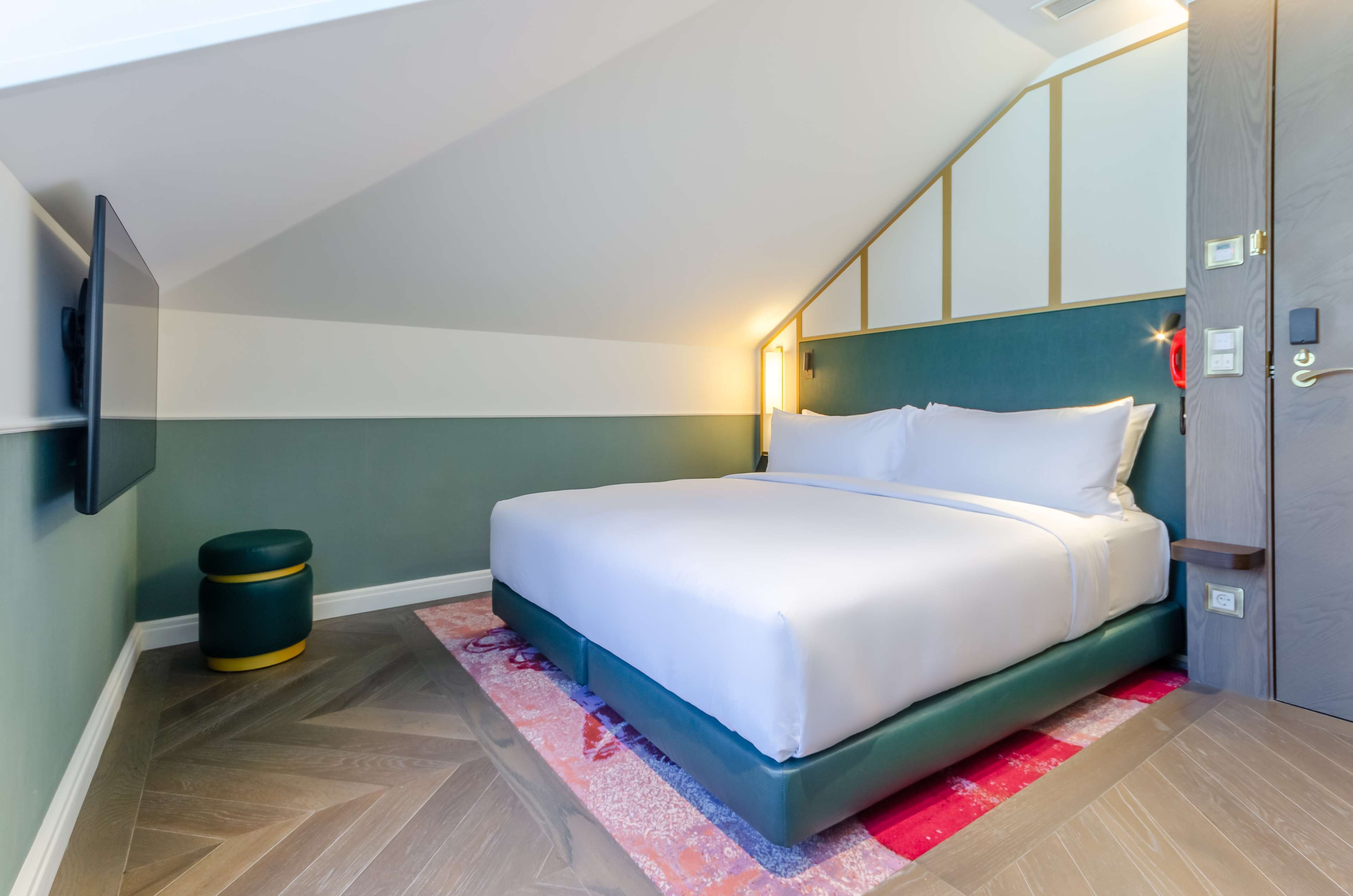 Room, 1 King Bed, Accessible | Minibar, in-room safe, blackout drapes, iron/ironing board