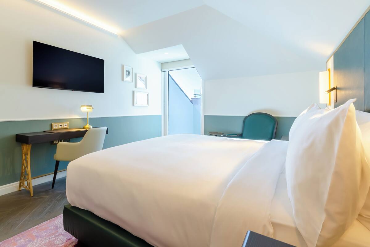 Chambre Deluxe, 1 trĂšs grand lit, balcon | Minibar, coffre-fort pour ordinateur portable, rideaux dâobscurcissement