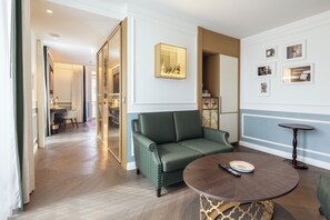 Suite (Emerald) | Minibar, caja fuerte, cortinas opacas y tabla de planchar con plancha