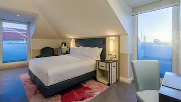Premium Room, 1 King Bed, Balcony (View) | Minibar, in-room safe, blackout drapes, iron/ironing board