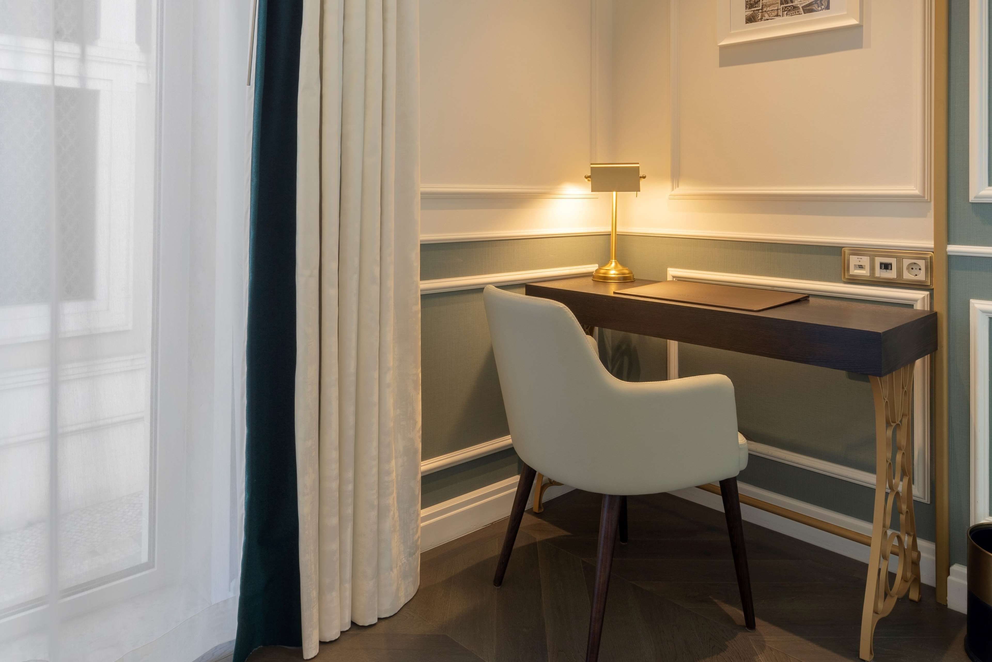 premium room, 1 king bed, corner | minibar, in-room safe, blackout curtains, iron/ironing board