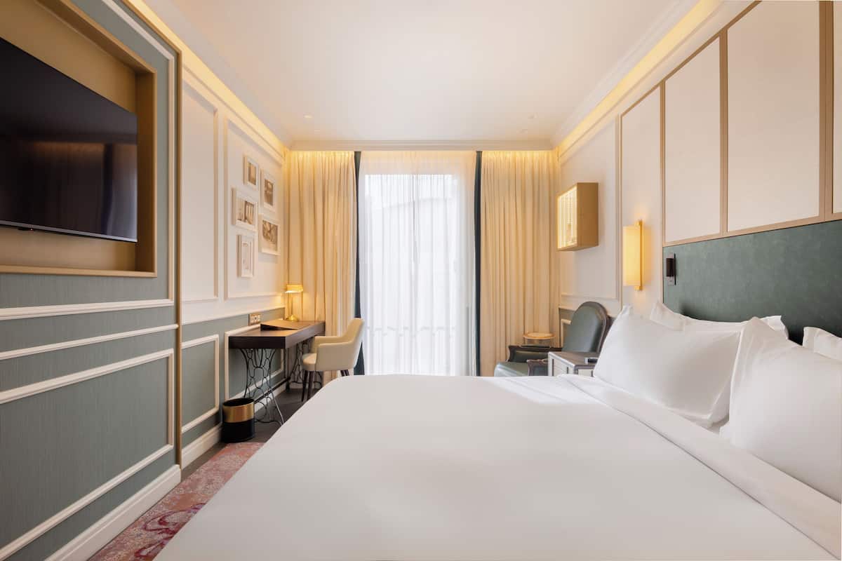 Habitación Deluxe, 1 cama de matrimonio grande | Minibar, caja fuerte, cortinas opacas y tabla de planchar con plancha