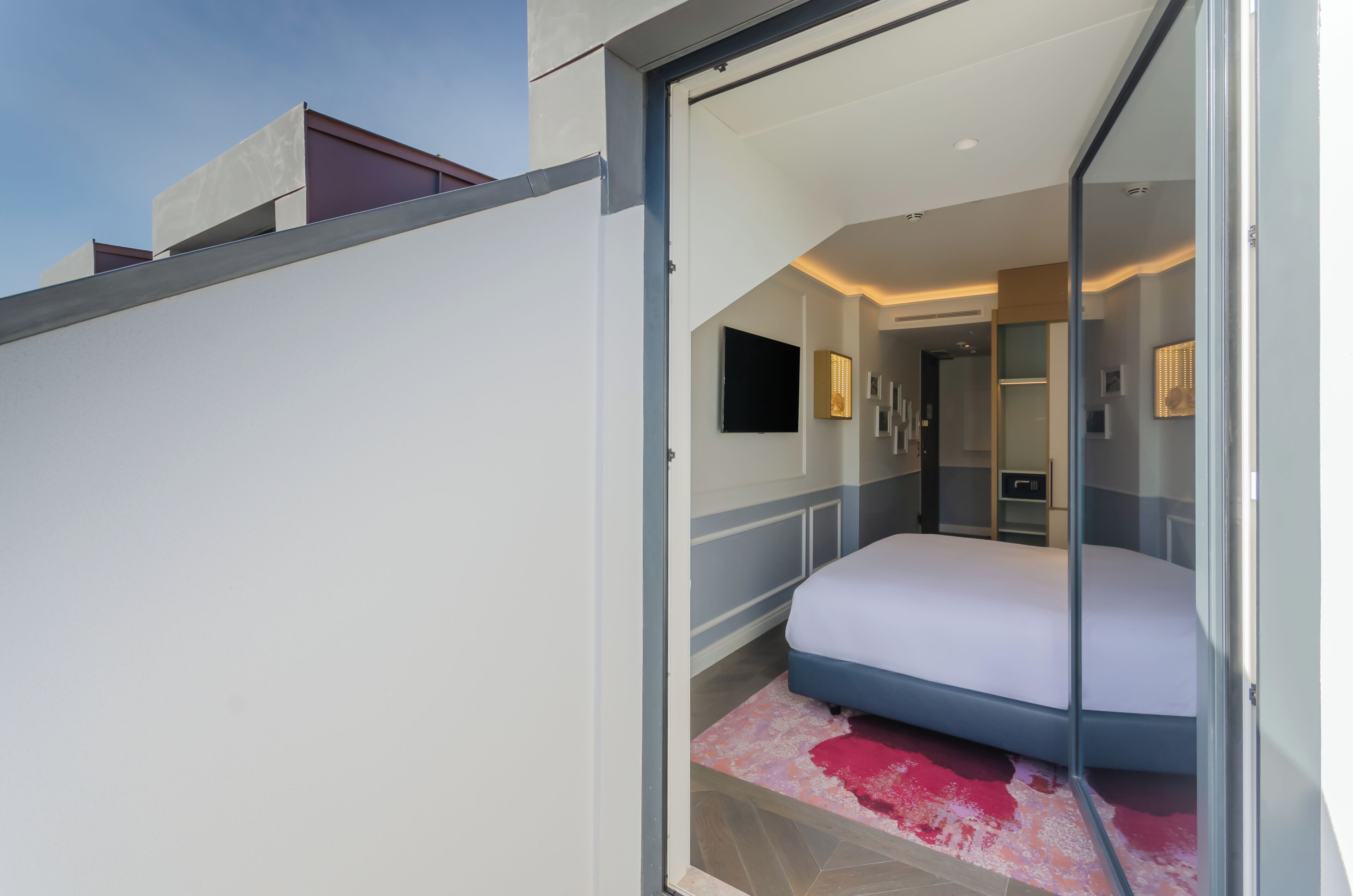 Deluxe Room, 1 King Bed, Balcony | Minibar, in-room safe, blackout drapes, iron/ironing board