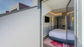 Deluxe Room, 1 King Bed, Balcony | Minibar, in-room safe, blackout drapes, iron/ironing board