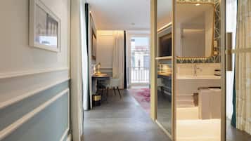 Suite (Emerald) | Minibar, in-room safe, blackout curtains, iron/ironing board