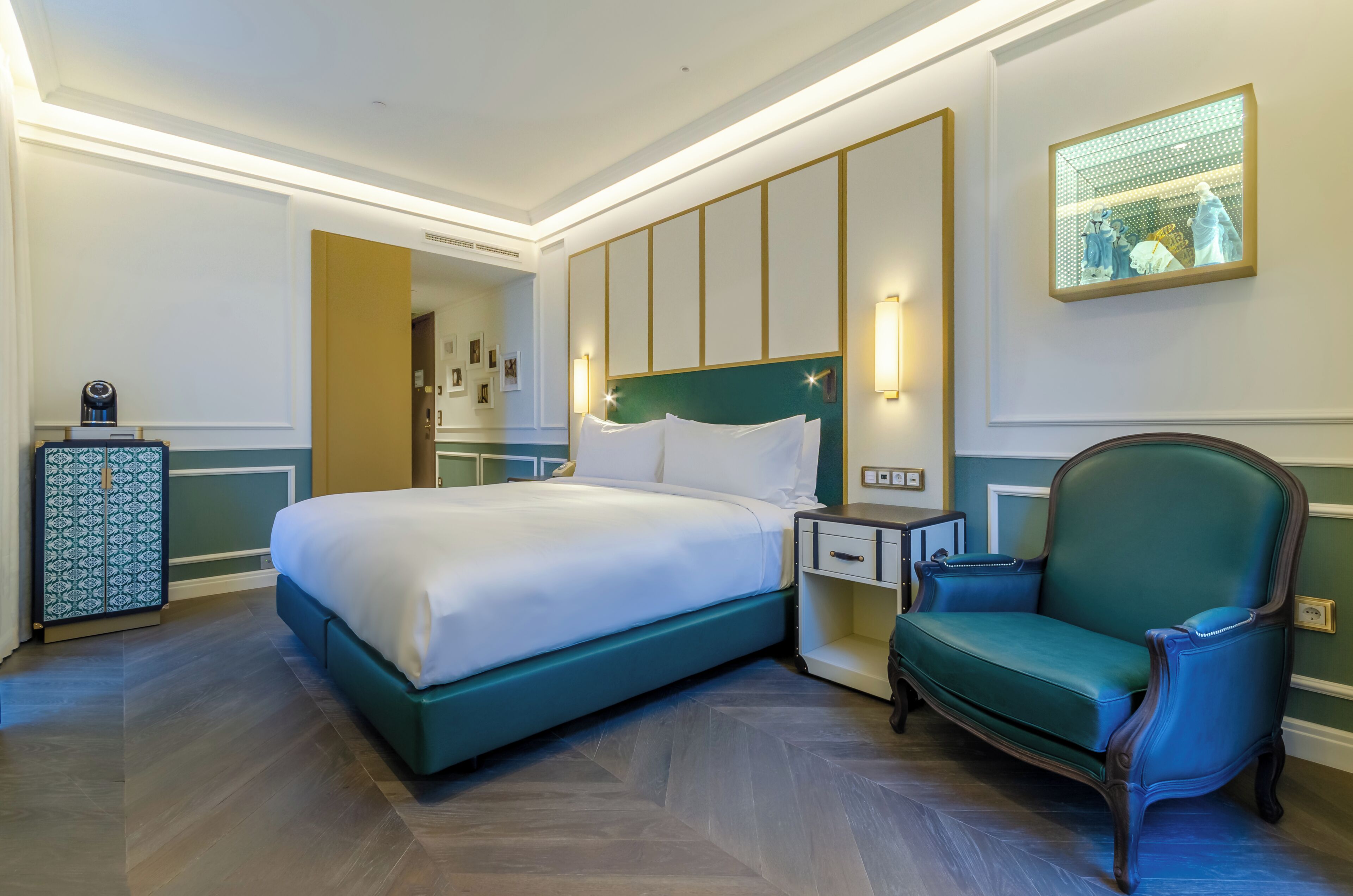Premium Room, 1 King Bed, Corner | Minibar, in-room safe, blackout curtains, iron/ironing board