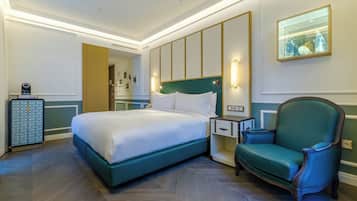 Premium Room, 1 King Bed, Corner | Minibar, in-room safe, blackout curtains, iron/ironing board