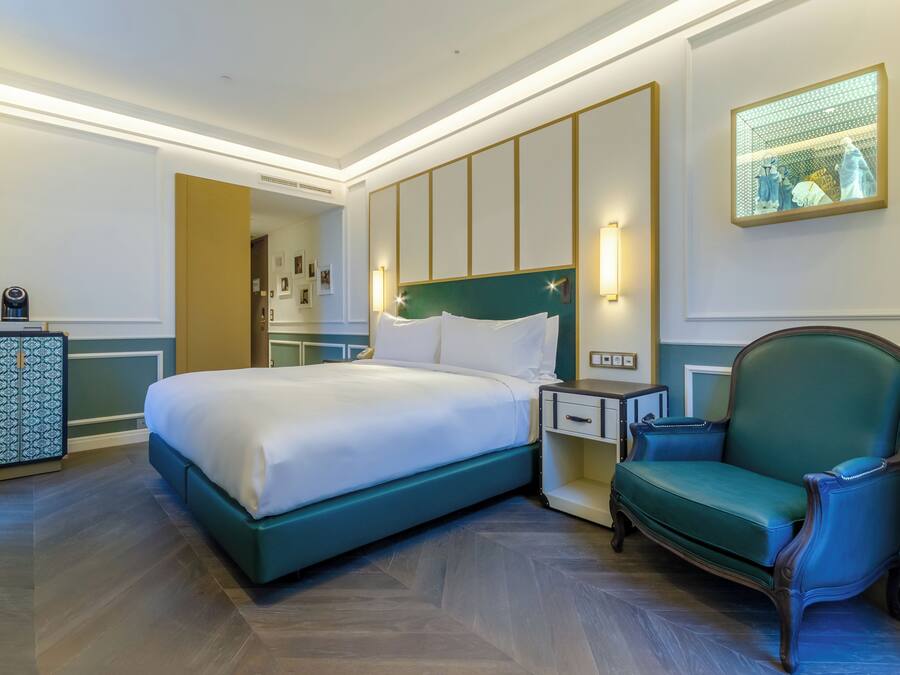 Premium Room, 1 King Bed, Corner | Minibar, in-room safe, blackout curtains, iron/ironing board
