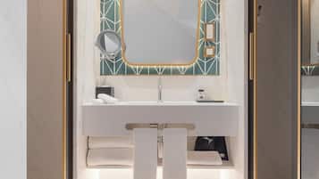 Habitación Premium, 1 cama de matrimonio grande, balcón (View) | Baño | Ducha, secador de pelo, toallas y jabón
