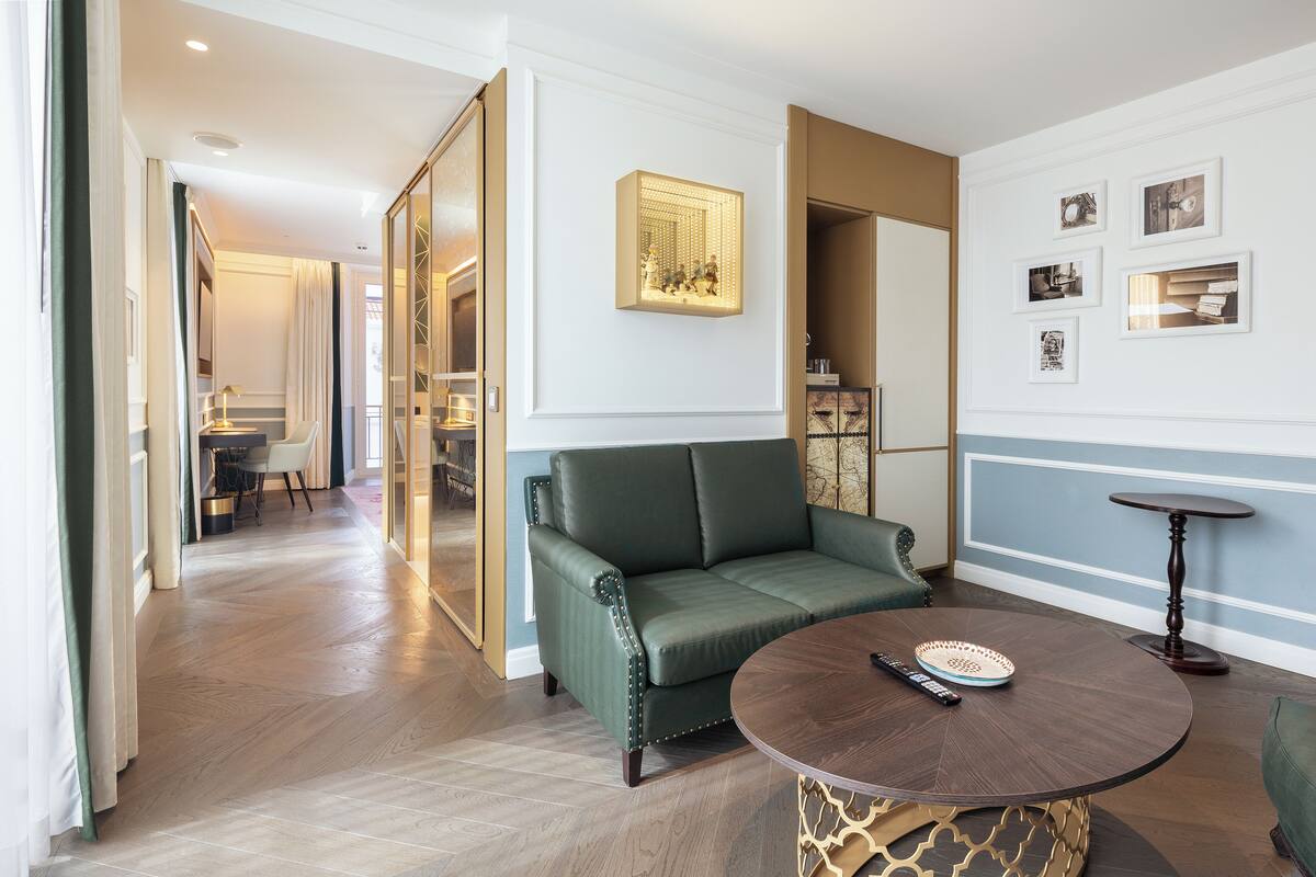 Suite (Emerald) | Minibar, caja fuerte, cortinas opacas y tabla de planchar con plancha