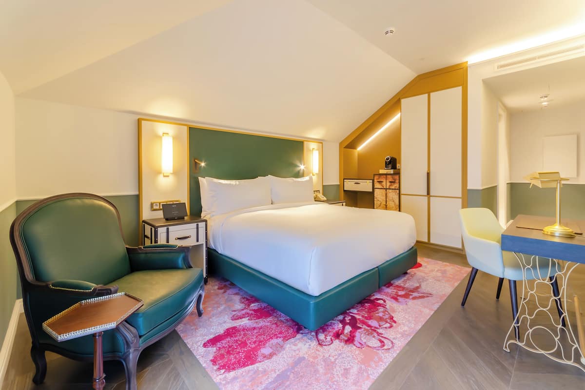 Deluxe Room, 1 King Bed, Balcony | Minibar, in-room safe, blackout drapes, iron/ironing board
