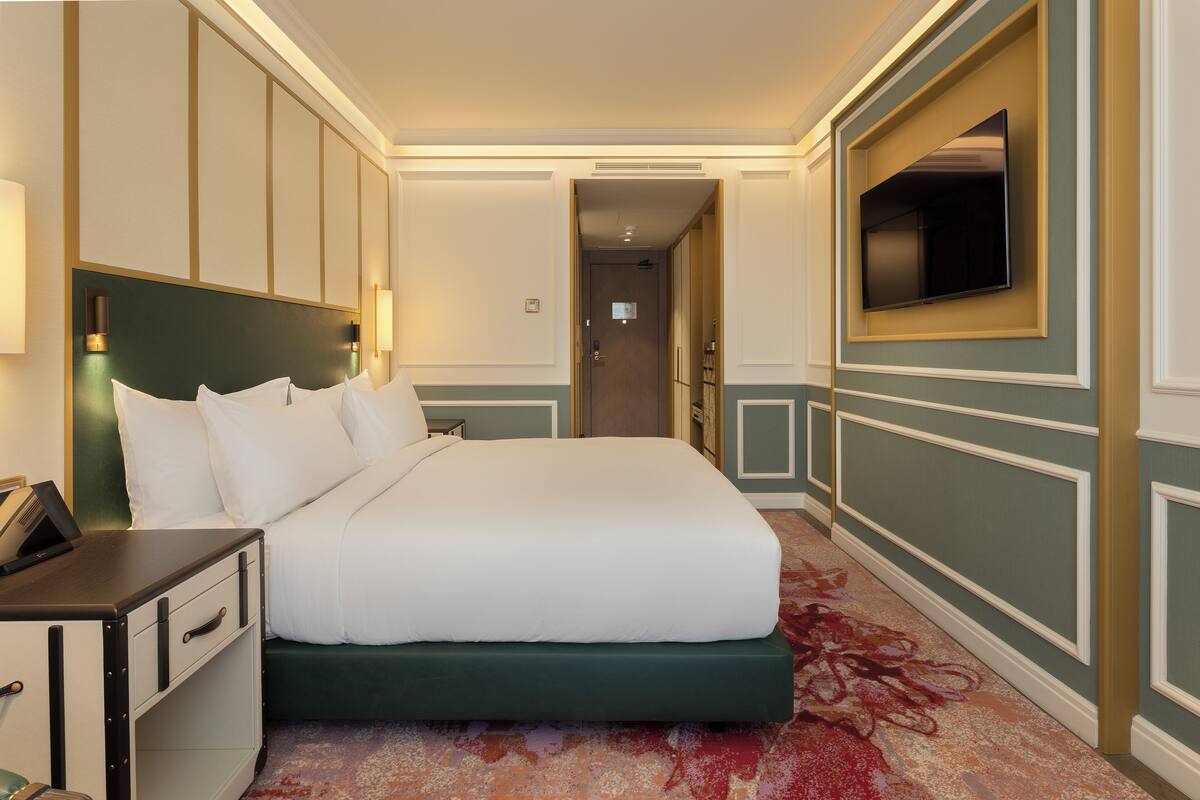 Habitación, 1 cama de matrimonio grande | Minibar, caja fuerte, cortinas opacas y tabla de planchar con plancha