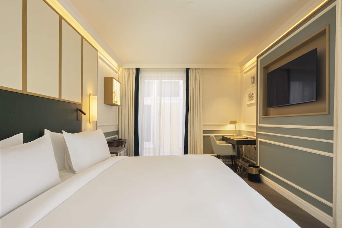 Premium Room, 1 King Bed, Corner